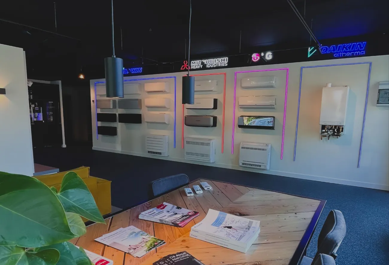 Showroom van AircoDirect in Geleen met werkende airco's van verschillende merken